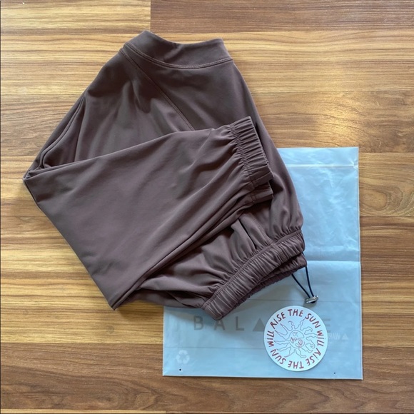 ❗️SOLD❗️Balance Athletica Outlander Crew - Picture 6 of 12